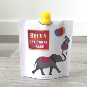 Circus traktatie, knijpfruit wikkel. Coronaproof trakteren op de crèche, peuterspeelzaal of basisschool. Als bedankje na circus kinderfeestje.
