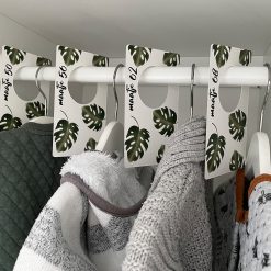 Maathangers monstera bladeren in baby kast