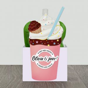 Knijpfruit traktatie wikkel, Milkshake met regenboog kleuren. Eenhoorn traktatie zelf maken. Trakteren op het kdv, peuterspeelzaal of school.