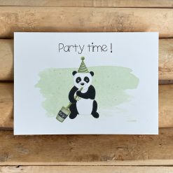 Vrolijke verjaardagskaart. Duurzame verjaardagskaart. Duurzaam kaartje sturen. Feestende pandabeer en de tekst 'Party time!'