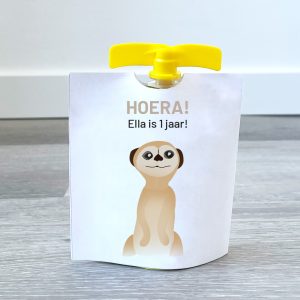 Knijpfruit wikkel safari jungle dier stokstaartje. Knijpfruit wikkel printable. Traktatie kdv. Traktatie 1 jaar, peuter en kleuter.