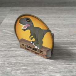 Traktatie dino rozijnen. Dino traktatie maken. Dino traktatie coronaproof. Dino traktatie printable. Traktatie met naam. Gezonde traktatie.